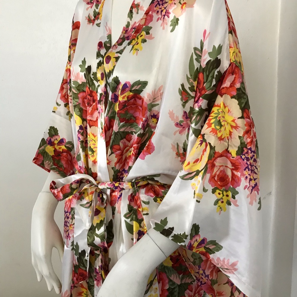 Beautiful ladies floral bathrobe - Picture 5 of 7